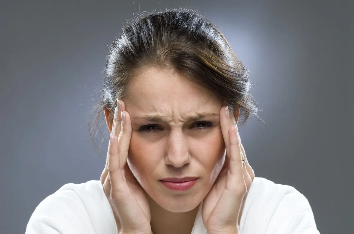 What are the warning signs of a brain aneurysm?