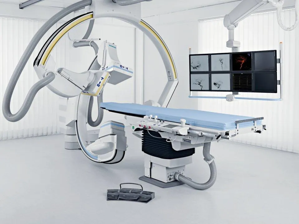 Cerebral angiography machine